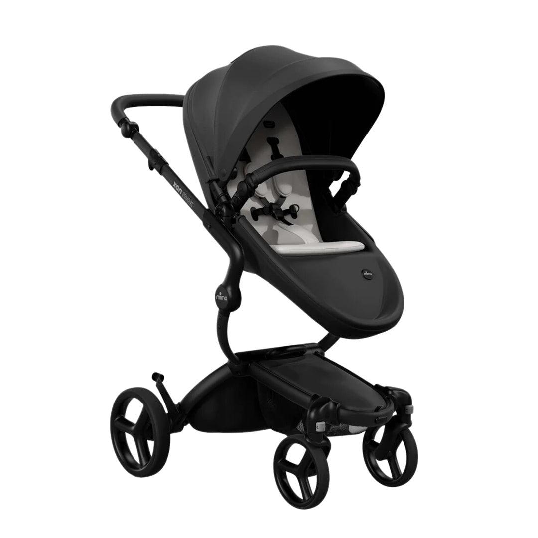 Carrinho de Bebê Mima Xari Max Preto Com Estrutura Preta e Assento Branco